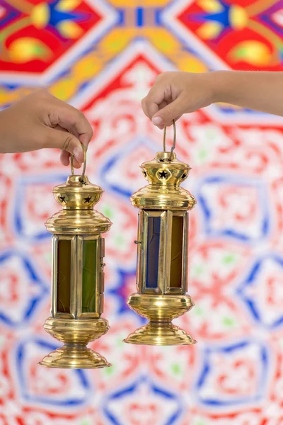 Mãos com lanterna ramadan — Fotografia de Stock