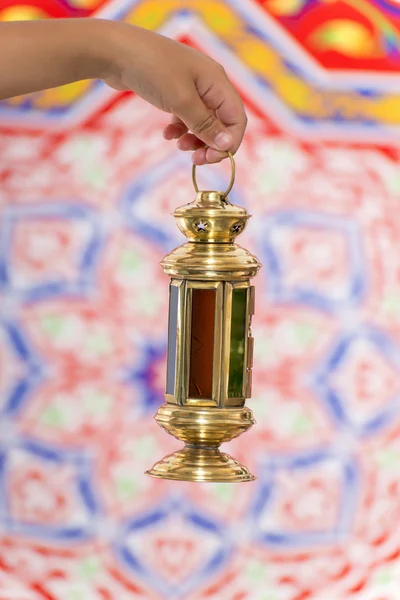 Mão com pequeno Lanterna Ramadã — Fotografia de Stock