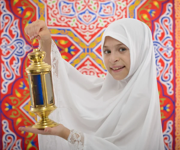 お祝いラマダン ランタンを持って幸せなイスラム教徒の少女 — ストック写真