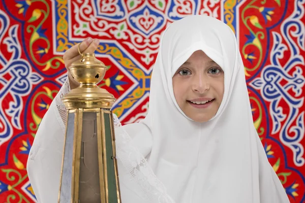 Glückliches muslimisches Mädchen mit festlicher Ramadanlaterne — Stockfoto