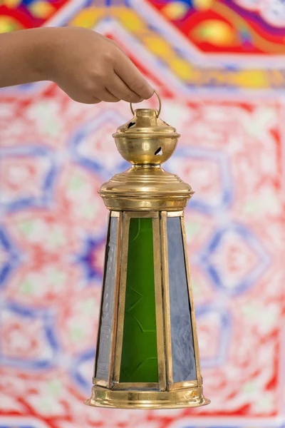 Ręka z wielkim Ramadan latarnia — Zdjęcie stockowe