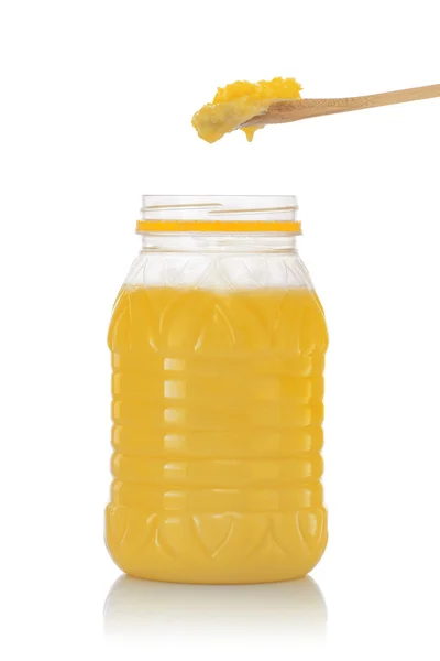 Glas reinen indischen Ghee mit Löffel — Stockfoto