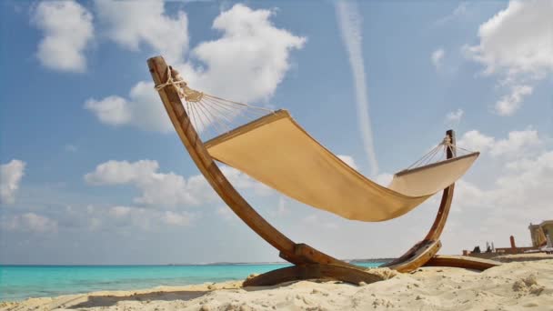 Hamaca de verano en la playa — Vídeo de stock