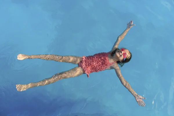 Молодая девушка, летающая над водой — стоковое фото