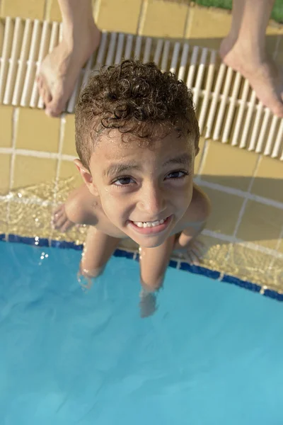 Jeune garçon à la piscine — Photo