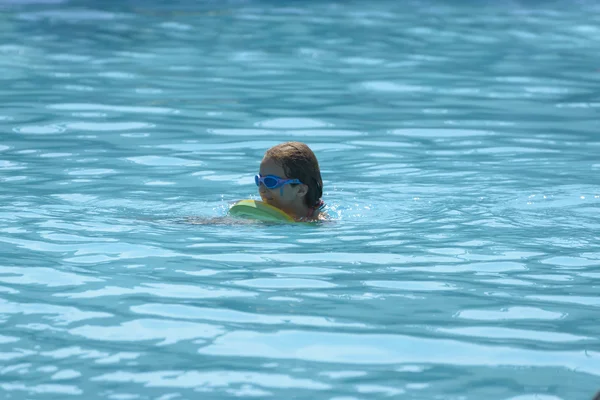 Menina de natação jovem — Fotografia de Stock