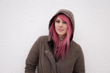 Kadın pembe saç piercing ve dövmeler ile