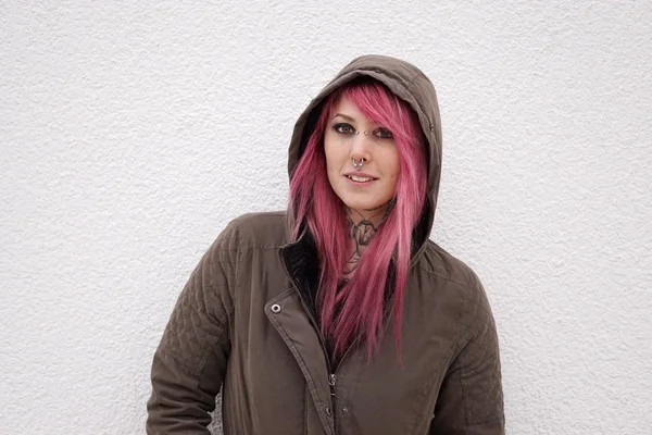 Жінка з рожевими пірсингом волосся та татуюваннями — стокове фото