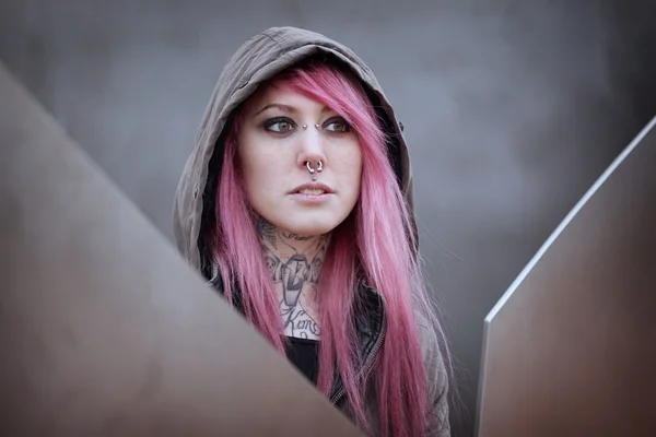 Mulher com piercings cabelo rosa e tatuagens — Fotografia de Stock