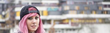 site içinde de piercing ve pembe saçlı kadın