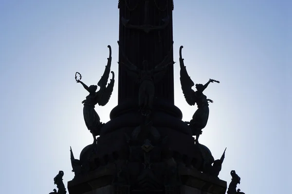 Silhouetted winged victories at Columbus monument in Barcelona — Stock Photo, Image