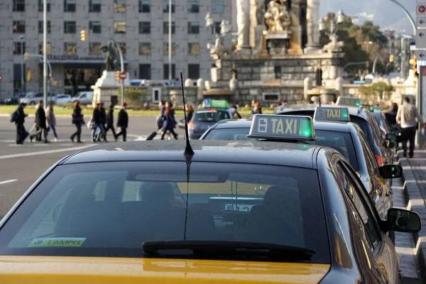 Taxis alineados en Placa Espagna en Barcelona — Foto de Stock