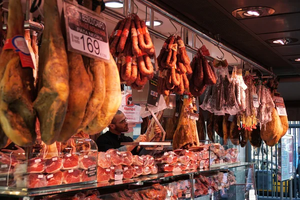 Trh stánek nabízející šunka Jamón Iberico v La Boqueria v Barceloně — Stock fotografie