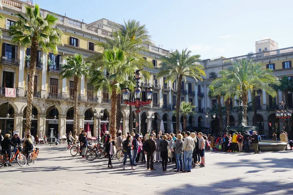 Placa Reial v Barceloně s turistickou dav — Stock fotografie