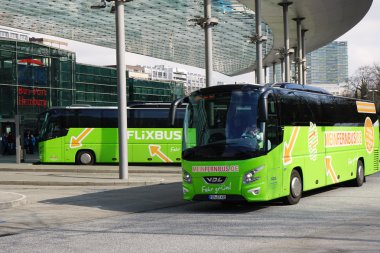 ZOB otobüs-Port Hamburg şehir içi şehirlerarası seyahat için merkez otobüs istasyonu olduğunu