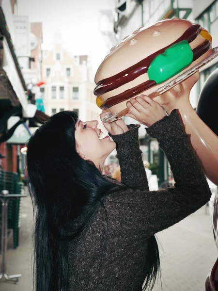 거 대 한 햄버거에 물고 여자 — 스톡 사진