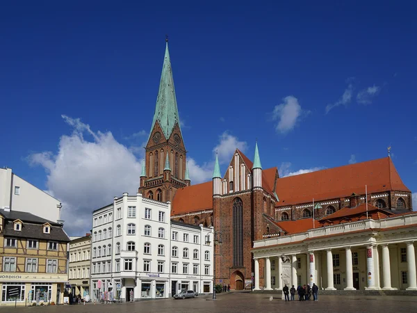 市场广场和大教堂在德国什未林 — 图库照片