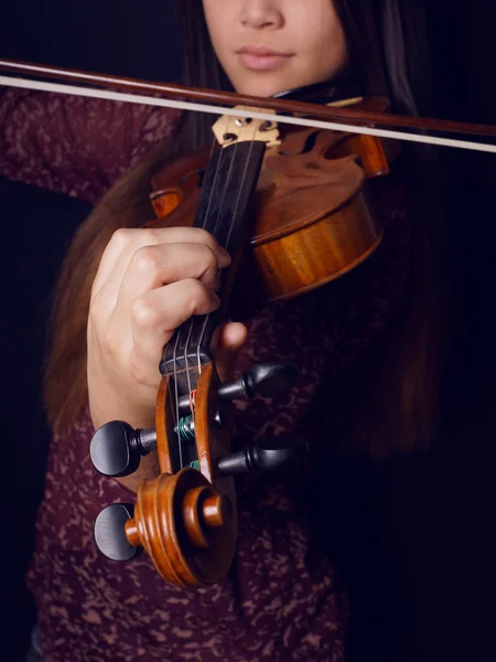 Mujer joven tocando el violín — Foto de Stock