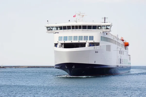 Scandlines hybridfähre berlin kommt in rostock warnemunde an — Stockfoto