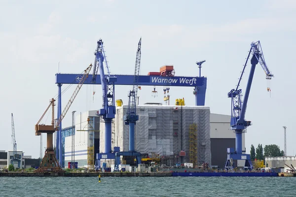 Warnow Werft scheepsbouw wharf in Rostock Warnemunde — Stockfoto