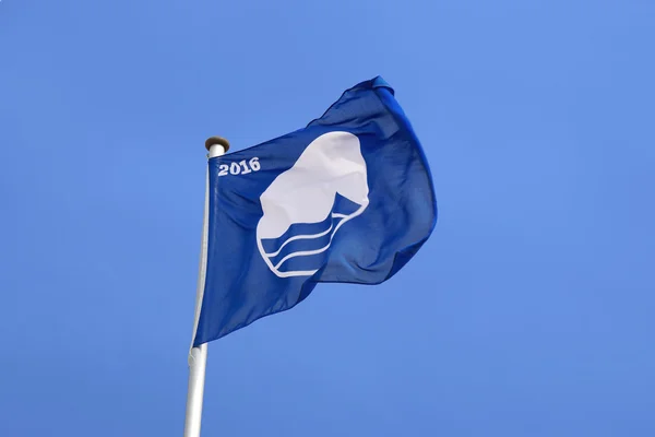 Γαλάζια σημαία στην παραλία του Warnemunde στη Γερμανία — Φωτογραφία Αρχείου