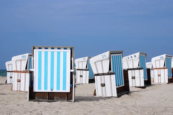 Cadeiras de praia de vime cobertas — Fotografia de Stock