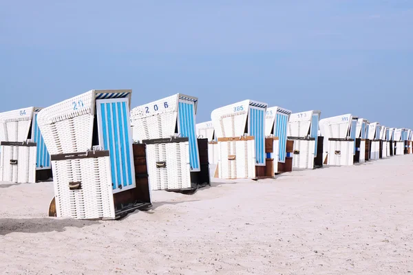 Cadeiras de praia de vime cobertas — Fotografia de Stock