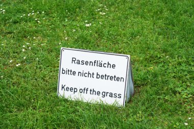 bir çim işaret Almanya'da iki dilli tutun