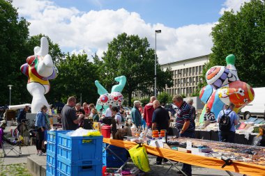 Hannover bit pazarı ve Niki de Saint Phalle tarafından Nana heykeller