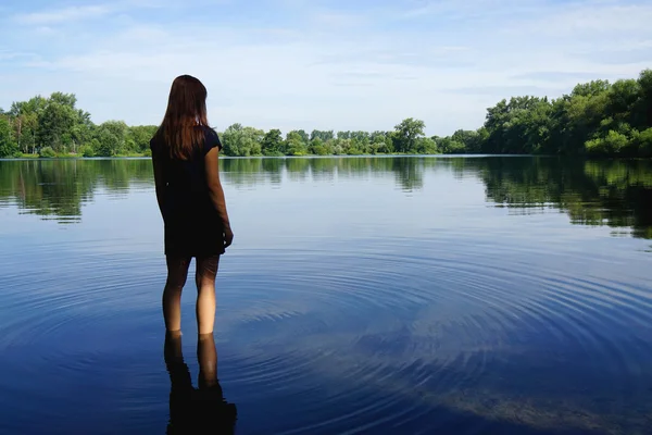 Young woman standing in lake — Stock Photo, Image