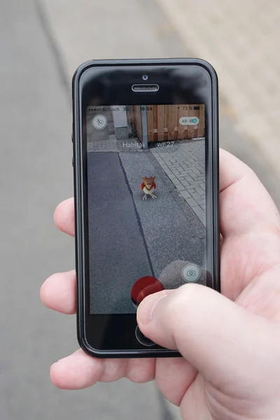 Pokemon Go на смартфоне — стоковое фото