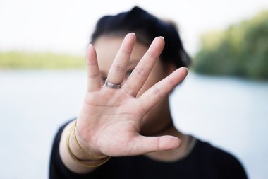 kadın gizleme yüz el behind