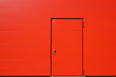 canlı kırmızı dış duvar ve kapı