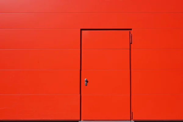 鮮やかな赤い外壁とドア — ストック写真