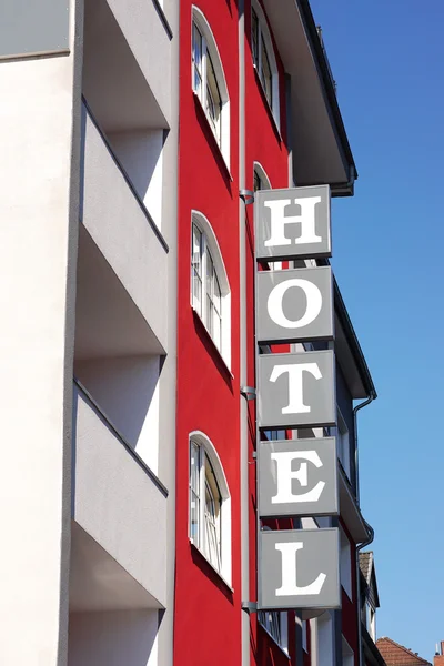 Hotel sign outside building — Stock Photo, Image