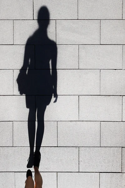 Ombre d'une femme marchant sur la rue piétonne — Photo