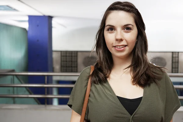 Młoda kobieta na stacji metra — Zdjęcie stockowe
