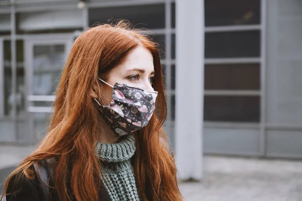 Jovem mulher vestindo caseiro pano diário máscara facial ao ar livre na cidade — Fotografia de Stock