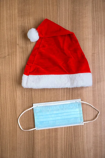 Santa Claus klobouk a obličejová maska tvůrčí minimální koncept byt ležel na koroně Vánoce — Stock fotografie