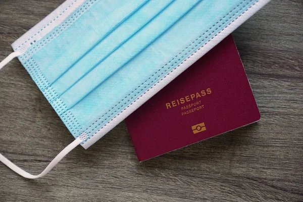 Niemiecki paszport reisepass i maska medyczna - podróże podczas pandemii corona covid-19 — Zdjęcie stockowe
