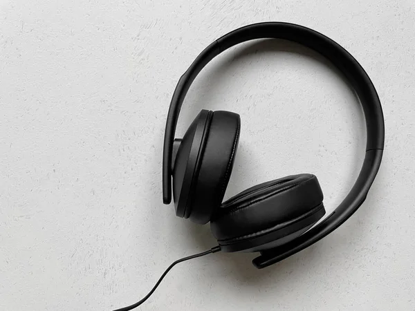 Fones de ouvido preto sobre orelha com espaço de cópia — Fotografia de Stock