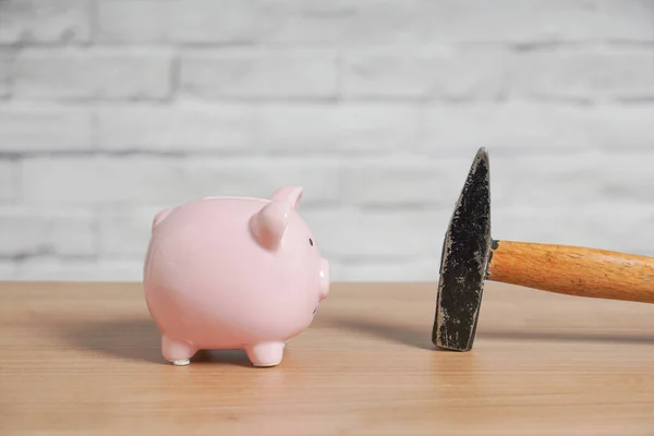 Sparschwein und Hammer auf dem Tisch — Stockfoto