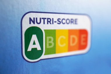 Hannover, Almanya - 17 Mart 2021: Yakın plan Nutri-Puan A etiketi gıda ambalajı hakkında bilgi verme