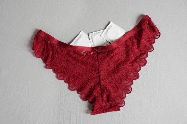 Kadınlar dantelli iç çamaşırı ve prezervatif. Seks ve doğum kontrol kavramı.