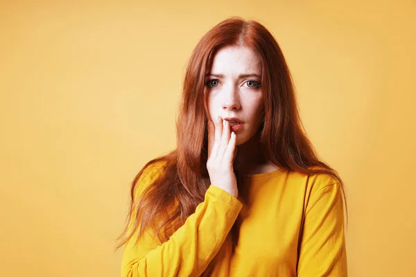 Verängstigte junge Frau bedeckt ihren Mund mit der Hand — Stockfoto