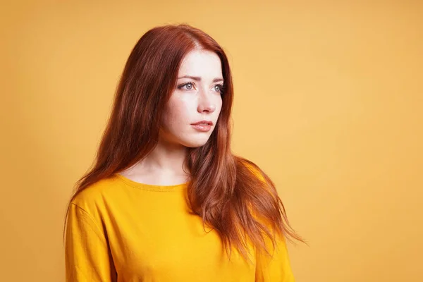 Young woman with blank expression contemplating thought — Stock Photo, Image