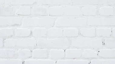 Eski tuğla duvar beyaza boyanmış