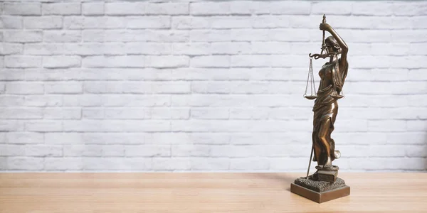 Статуя леди юстиции или юстиции на столе - юрисдикция юридического права — стоковое фото