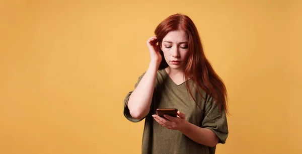 Young woman reading text message on smartphone or mobile phone — Fotografia de Stock