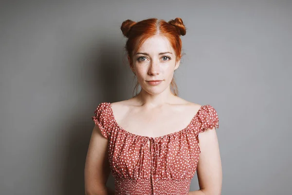 Retrato interior de mujer joven sonriente con bollos de espacio de pelo rojo —  Fotos de Stock